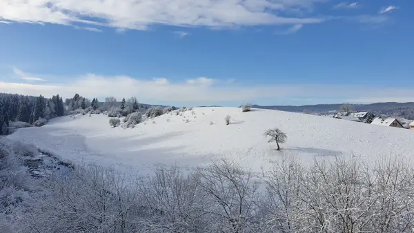 Le balcon de l'appartement sous la neige
