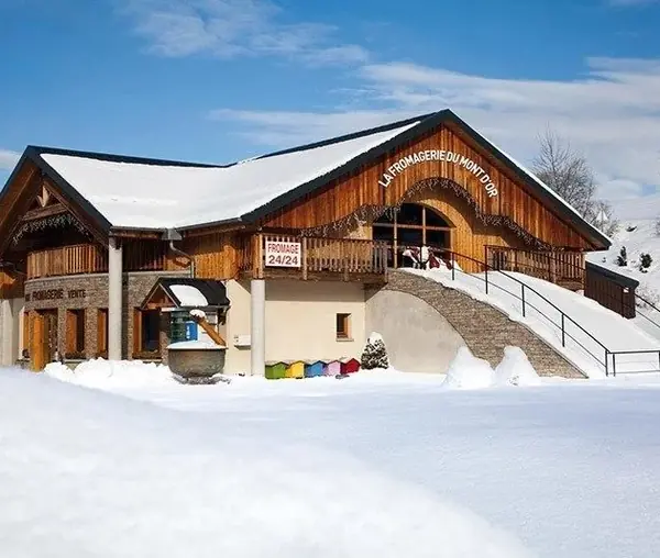 La Fromagerie du Mont d'Or sous la neige, à Métabief