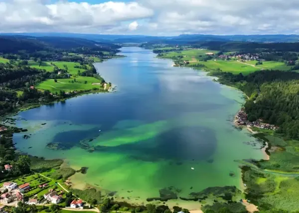 Le lac de Saint-Point vu du ciel